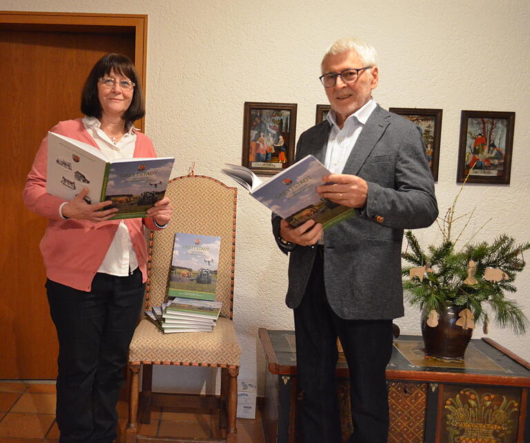 Norbert Kraus und Ruth Volz halten nach sechs Jahren Vorarbeit die fertigen Bücher über die Geschichte der Landwirtschaft in Grettstadt, Dürrfeld, Ober- und Untereuerheim in Händen.