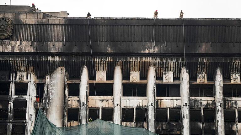 Spuren des Protests: Das Rathausgebäude in Almaty ist während der Ausschreitungen abgebrannt. Foto: Sergei Grits/AP/dpa       -  Spuren des Protests: Das Rathausgebäude in Almaty ist während der Ausschreitungen abgebrannt. Foto: Sergei Grits/AP/dpa