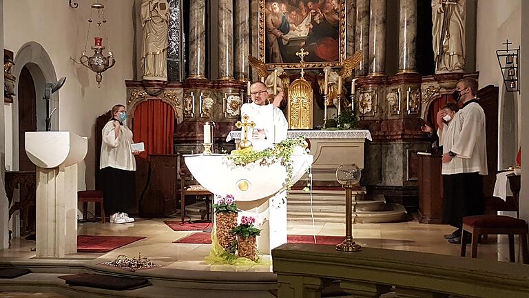 Drei Wochen zelebrierte der Arnsteiner Pfarrer Christian Ammersbach den Gottesdienst in den Gemeinden 'Um Maria Sondheim' in der weißen Albe - zuletzt in Altbessingen (Lkr. Main-Spessart).