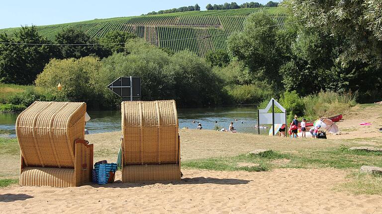 Liegewiese mit Nordsee-Flair: In Nordheim kommen Sonnenhungrige voll auf ihre Kosten und können sich im Main erfrischen. Zudem stehen Strandkörbe als Schattenspender und Rückzugsort bereit.