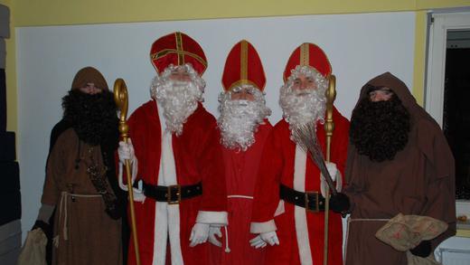 Lasst uns froh und munter sein: Heute klopft bei vielen Familien der Nikolaus an die Tür. Im Bild die Wiesentheider Nikoläuse und ihre Helfer: Benedikt Schug, Johannes Ruland, Christian Sturm, Mirco Dornberger. Im Sack finden sich nicht nur Nüsse und Orangen. Es kann schon auch mal ein Fernseher sein, wie Mirco Dornberger verraten hat.