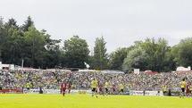 Es soll wieder voll werden: Wie hier beim Kickers-Testspiel gegen Borussia Dortmund (0:3) &ndash; am 30. Juli 2013 kamen 10 800 Besucher &ndash; werden auch am Sonntag gegen die Düsseldorfer Fortuna wieder über 10 000 Zuschauer in der flyeralarm Arena am Dallenberg erwartet. Rund 9000 Karten sind bereits verkauft.