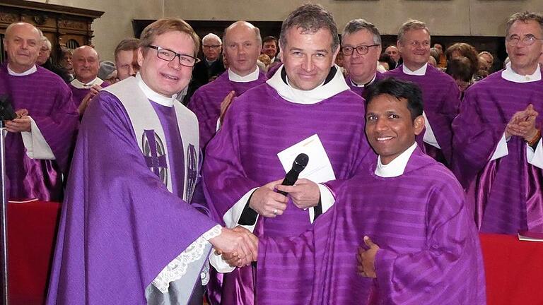 Die Vakanz ist vorbei: Die Pfarreiengemeinschaft Maria im Sand Dettelbach hat zwei neue Seelsorger. Dekan Peter Göttke (Mitte) führte Pfarrer Uwe Hartmann (links) und Kaplan Pater Sarath Parri am Sonntag in ihr Amt ein. Die Vakanz ist vorbei: Die Pfarreiengemeinschaft Maria im Sand Dettelbach hat zwei neue Seelsorger. Dekan Peter Göttke (Mitte) führte Pfarrer Uwe Hartmann (links) und Kaplan Pater Sarath Parri am Sonntag in ihr Amt ein.