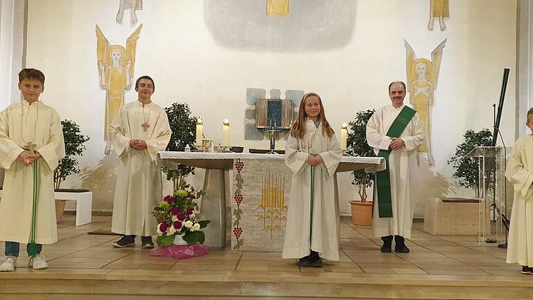 Beim Gottesdienst am Sonntag in Bad Neustadt wurden die drei neuen Minis Lena Beierkuhnlein, Felix Dücker und Jonas Wüscher vorgestellt. Auf die Frage von Diakon Wolfgang Dömling, ob sie bereit sind den Ministrantendienst gewissenhaft und würdevoll auszuführen, antworteten die neuen Minis  &quot;Ich bin bereit&quot;.  Danach wurden sie in die Gemeinschaft der Ministranten aufgenommen und bekamen von Oberministrant Andreas Laukenmann und Ministrantin Sarina Dücker das Ministrantenkreuz umgehängt. Pfr. Heinz Röschert, der den Gottesdienst zelebrierte, wünschte den Neuen viel Freude bei ihrem Dienst am Altar.