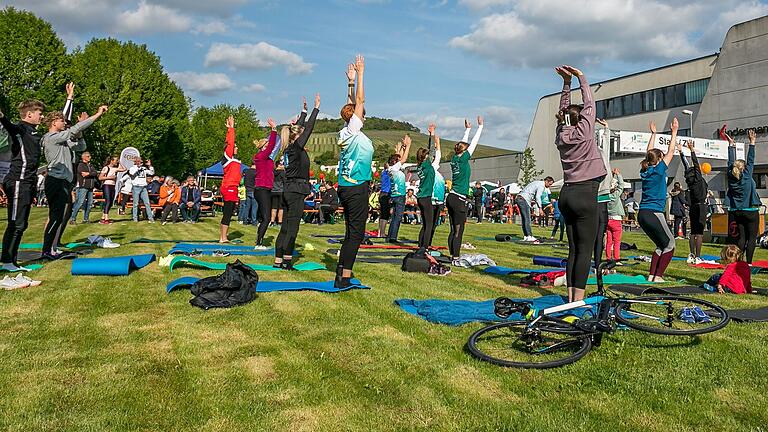 Vor dem Firmenlauf in Eibelstadt gibt es gemeinsames Yoga, am Abend dann ein großes Fest. Vor dem Firmenlauf in Eibelstadt gibt es gemeinsames Yoga, am Abend dann ein großes Fest. 