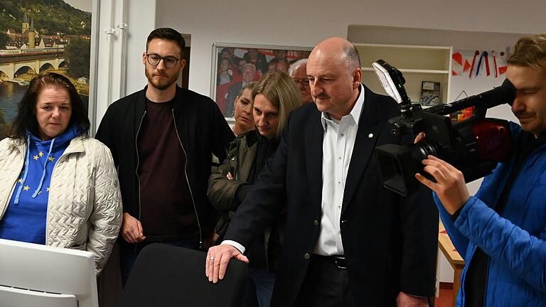 Zusammen mit rund 15 Menschen verfolgte Bernd Rützel (2. v. r.) am Sonntag in seinem Büro in Gemünden (Lkr. Main-Spessart) die Bekanntgabe der ersten Hochrechnungen zur Bundestagswahl. Zusammen mit rund 15 Menschen verfolgte Bernd Rützel (2. v. r.) am Sonntag in seinem Büro in Gemünden (Lkr. Main-Spessart) die Bekanntgabe der ersten Hochrechnungen zur Bundestagswahl.