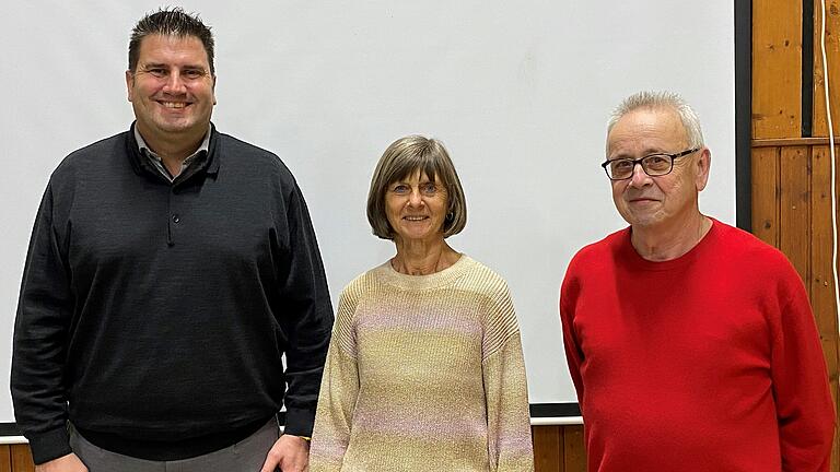 Jahrzehntelang waren Leonore Füller (Mitte) und Manfred Schubert (rechts) ehrenamtlich für den TSV Rottenbauer tätig. Vorstandsvorsitzender Mathias Purucker dankte für das Engagement. Jahrzehntelang waren Leonore Füller (Mitte) und Manfred Schubert (rechts) ehrenamtlich für den TSV Rottenbauer tätig. Vorstandsvorsitzender Mathias Purucker dankte für das Engagement.