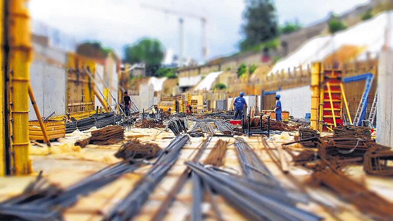 Stahl, Holz und Beton: Auf der großen Zufahrtsrampe der künftigen Tiefgarage. Stahl, Holz und Beton: Auf der großen Zufahrtsrampe der künftigen Tiefgarage.