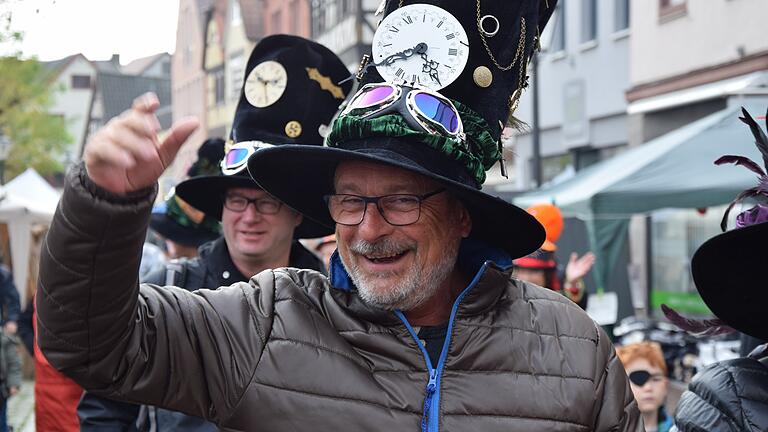Gut gefüllt war die Gemündener Innenstadt am Sonntag beim Novembermarkt, der in diesem Jahr mit dem Rathaussturm des Züchleteams zusammenfiel. - Auf unserem Foto ziehen die Faschingsnarren zum Rathaus.