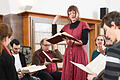 Innig singen die Teilnehmer beim „Shape Note Singing“ in der Residenz. „Es macht das gemeinsame Singen einfacher für Menschen, die nicht darin trainiert sind, vom Blatt zu singen“, sagt Professorin Juniper Hill (zweite von rechts).