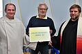 Ralf Luther, Vorsitzender des Vereins Autobahnkirche Bibra A 71 (Mitte), bei der offiziellen Namensgebung der Kirche. Symbolisch überreichte er die kleine Tafel an den evangelischen Pfarrer Michael Schlauraff (Bibra, rechts) und Pastoralreferent Ulrich Emge (Mellrichstadt, links).