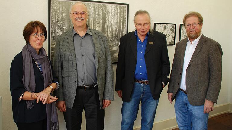 Bei der Ausstellung: (von links) Angelika Schneeberger, Armin Stremlau, Klaus Kirchner und Kurt Grimm.