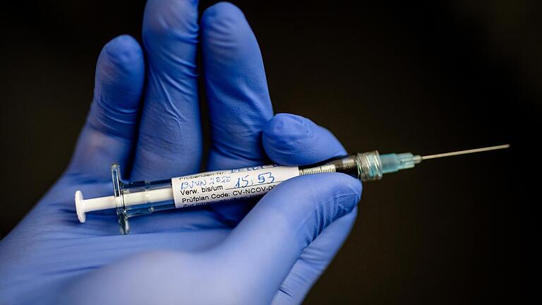 Im Institut für Tropenmedizin an der Uniklinik Tübingen wird derzeit erstmals an einer&nbsp; jungen Frau ein möglicher Wirkstoff gegen das Coronavirus getestet.&nbsp; Zeitgleich meldet das Landratsamt eine weitere Corona-Neuinfektion im Landkreis Haßberge.&nbsp;