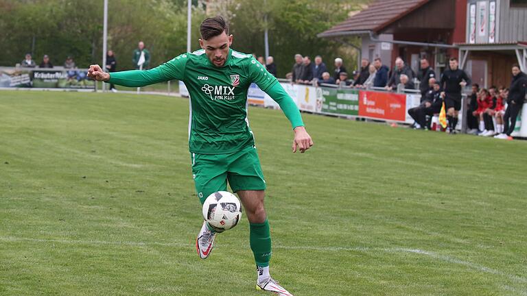 Severo Sturm, der zur neuen Saison zum FC 05 Schweinfurt wechselt, legte im Heimspiel des TSV Abtswind gegen die DJK Gebenbach in der Fußball-Bayernliga das Tor auf. Jedoch reichte es für die Abtswinder nicht zum Sieg. Severo Sturm, der zur neuen Saison zum FC 05 Schweinfurt wechselt, legte im Heimspiel des TSV Abtswind gegen die DJK Gebenbach in der Fußball-Bayernliga das Tor auf. Jedoch reichte es für die Abtswinder nicht zum Sieg.