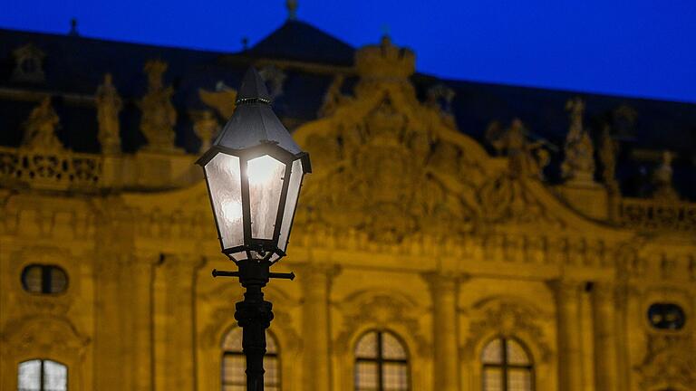 In Würzburg werden noch immer einige Straßenlaternen mit Gas betrieben. So stehen auf dem Residenzplatz 16 Stück - ein Zugeständnis an den Denkmalschutz. In Würzburg werden noch immer einige Straßenlaternen mit Gas betrieben. So stehen auf dem Residenzplatz 16 Stück - ein Zugeständnis an den Denkmalschutz.