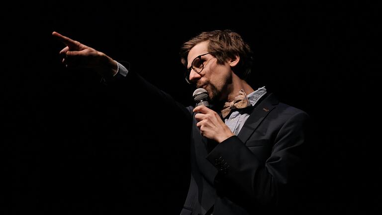 Beim Poetry Slam geht es darum, dem Publikum in sieben Minuten seinen selbstverfassten Text nahezubringen. Im Bild Jesko Habert beim Auftritt in Schweinfurt. Beim Poetry Slam geht es darum, dem Publikum in sieben Minuten seinen selbstverfassten Text nahezubringen. Im Bild Jesko Habert beim Auftritt in Schweinfurt. 