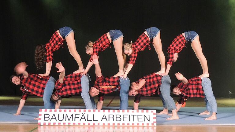 Mit ihrer akrobatischen Interpretation von Baumfällarbeiten beendete die Schwarze 11 diesen spektakulären Abend. Mit ihrer akrobatischen Interpretation von Baumfällarbeiten beendete die Schwarze 11 diesen spektakulären Abend.