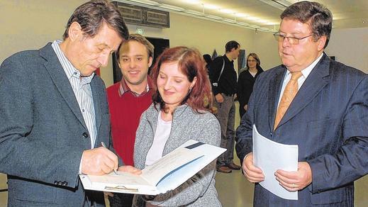 Autogrammjäger im Kulturspeicher: Dort wollte Udo Jürgens das Bild seines Verwandten, des berühmten Künstlers Hans Arp, sehen. Auch Bürgermeister Adolf Bauer (rechts) bekam ein Autogramm.