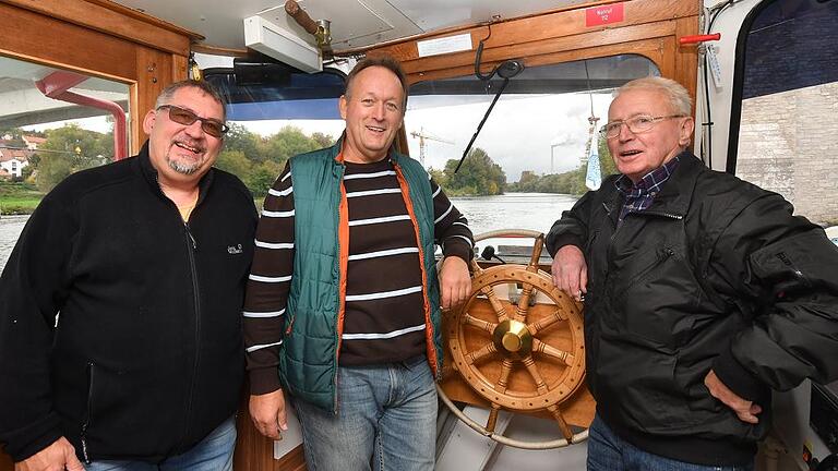 Die Nixe schwimmt auch fünf Jahre nach Gründung des Förderverein weiter auf einer Erfolgswelle und ist als Ausflugsschiffchen hoch begehrt. Im Bild von links der stellvertretende Vorsitzende und Chef-Organisator des Vereins, Albert Ringhard, mit Emil Kopp und Jürgen Gross, zwei Schiffsführern der ersten Stunde. Foto: Gerhard Meißner