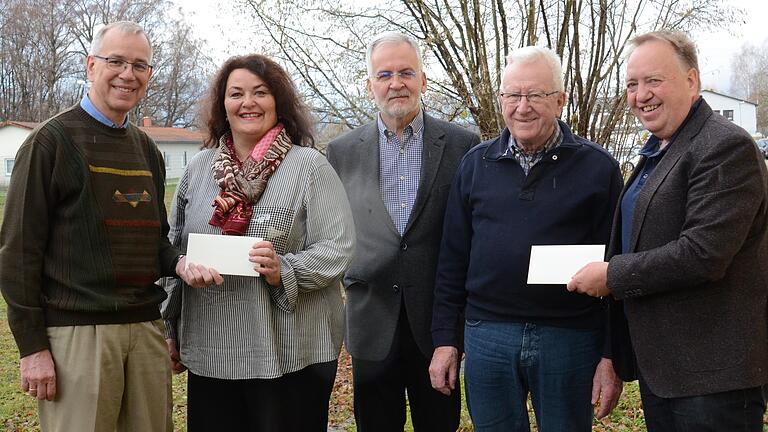 Das Bild zeigt (von links) Hubert Gerhart, Geschäftsführer der Firma Haßfurter Medienpartner, Helga Schumacher, Walter Becker und Wilhelm Wolpert vom Verein 'Haßfurt hilft' und Michael Gerhart, Verlagsleiter des Haßfurter Tagblatts.