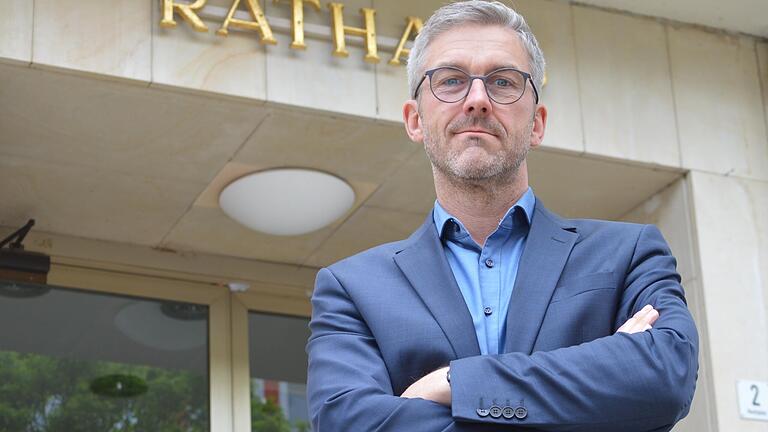 Bürgermeister Jochen Vogel (CSU) vor dem Rathaus in Bad Brückenau.