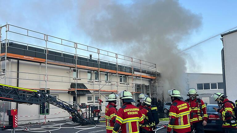 Feuerwehr-Einsatz in der Winterhäuser Straße in Würzburg-Heidingsfeld am Mittwoch: Hier brannte es in einer Lagerhalle.