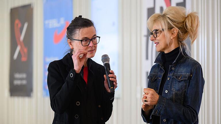 THWS-Professorin Gertrud Nolte (links) im Gespräch mit 'pics4peace'-Gründerin Pia Beckmann. THWS-Professorin Gertrud Nolte (links) im Gespräch mit 'pics4peace'-Gründerin Pia Beckmann.