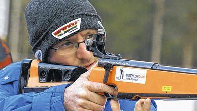 Gekonnt: Obwohl Michael Solf, der Vorsitzende der Biathlonfreunde Sulzfeld, nicht zum ersten Mal auf Scheiben schoss, machte ihm diese Laserwaffe beim Zuschauerwettbewerb zunächst schon zu schaffen. Am Ende waren aber alle fünf Scheiben gefallen.