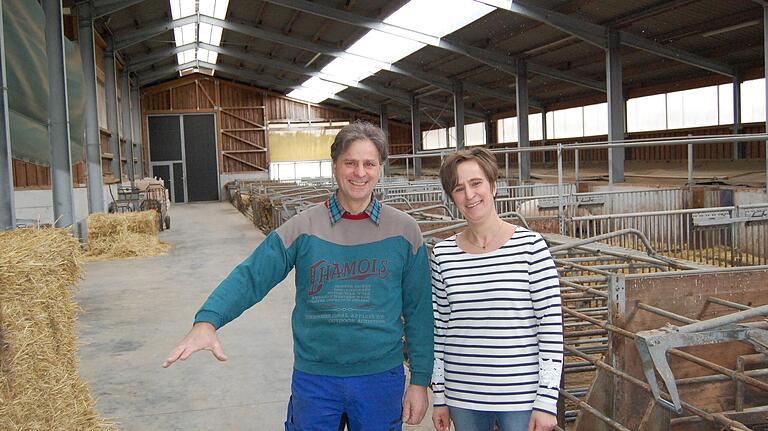 Georg Kaufmann und seine Schwester Petra Schaub freuen sich über die gute Luft im Offenstall.