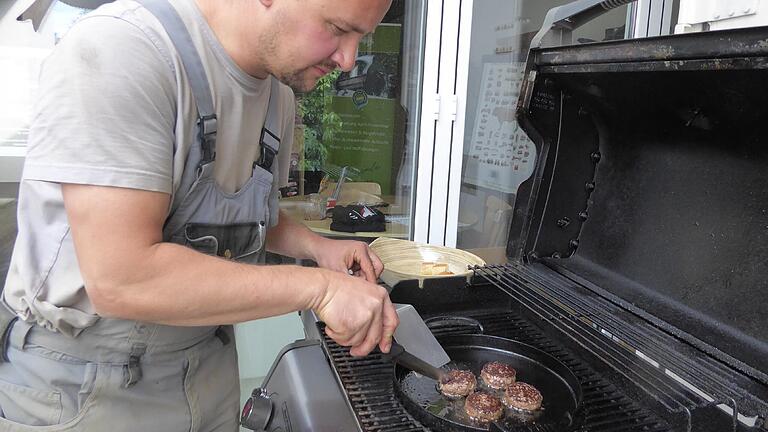 Unvergleichlich im Geschmack sind die Hackfleisch Taler die Florian Richter auf dem Grill zubereitet.