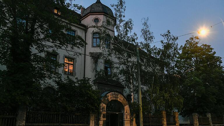 Die Wickenmayersche Kinderpflege im Würzburger Stadtteil Grombühl in der Abenddämmerung. Heimkinder haben dort in den 1950er und 1960er Jahren 'Licht und Dunkel' erlebt.