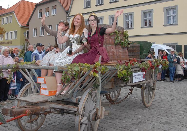 Leiterwagen des Mönchsondheimer Kirchenburgmuseums mit den Weinprinzessinnen (von links) Julia Kerzner (Kleinlangheim), Valentina Dohnal (Iphofen) und Lisa Belz (Nenzenheim).