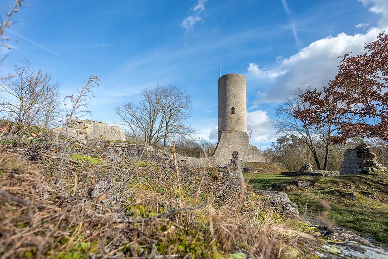 Von der Reichelsburg sind heute noch Bergfried, Kellergewölbe und Ringmauern erhalten. Von der Reichelsburg sind heute noch Bergfried, Kellergewölbe und Ringmauern erhalten.