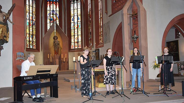 Das Jubiläum 50 Jahre Junge Kantorei St. Andreas Karlstadt gestalteten die Sängerinnen (im Bild von links) Susanne Mohr (Leitung), Johanna Greis, Tamara Deißenberger und Eva-Maria Greis, am Piano begleitet von Bernhard Seelbach (rechts), mit einem Abschiedskonzert in der Stadtkirche Karlstadt. Das Jubiläum 50 Jahre Junge Kantorei St. Andreas Karlstadt gestalteten die Sängerinnen (im Bild von links) Susanne Mohr (Leitung), Johanna Greis, Tamara Deißenberger und Eva-Maria Greis, am Piano begleitet von Bernhard Seelbach (rechts), mit einem Abschiedskonzert in der Stadtkirche Karlstadt.