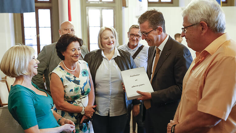 Anette Graef,Sprecherin der IG Plattnerstraße, überreichte die gesammelten Unterschriften an den OB (von links): Anette Graef, Charlotte Schloßareck, Wolfgang Weier (verdeckt), Sabine Wolfinger, Wolfram Fischer, Oberbürgermeister Christian Schuchardt und der städtische Tiefbau-Chef Jörg Roth. Foto: Johannes Kiefer Anette Graef,Sprecherin der IG Plattnerstraße, überreichte die gesammelten Unterschriften an den OB (von links): Anette Graef, Charlotte Schloßareck, Wolfgang Weier (verdeckt), Sabine Wolfinger, Wolfram Fischer, Oberbürgermeister Christian Schuchardt und der städtische Tiefbau-Chef Jörg Roth. Foto: Johannes Kiefer