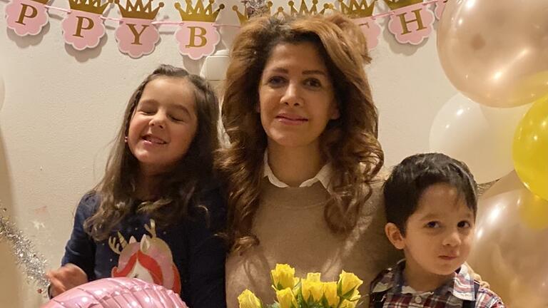 Sahar Hadinejad kam vor drei Jahren mit ihrem Mann Babak Rezaei aus dem Iran nach Deutschland. In ihrem Heimatland haben Frauen keine Rechte. Das Foto zeigt sie mit ihrer Tochter Ronika und ihrem Sohn Barsam. Sahar Hadinejad kam vor drei Jahren mit ihrem Mann Babak Rezaei aus dem Iran nach Deutschland. In ihrem Heimatland haben Frauen keine Rechte. Das Foto zeigt sie mit ihrer Tochter Ronika und ihrem Sohn Barsam.