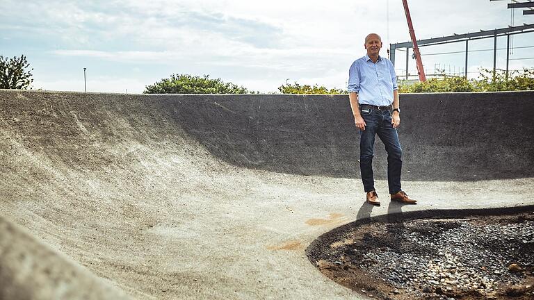 Knetzgaus Bürgermeister Stefan Paulus verspricht sich viel vom neuen Skate- und Bikepark im Industriegebiet. Dem Landratsamt wirft er vor, den Baubeginn&nbsp;durch überflüssige Auflagen unnötig verzögert und eine frühere Fertigstellung verhindert zu haben.