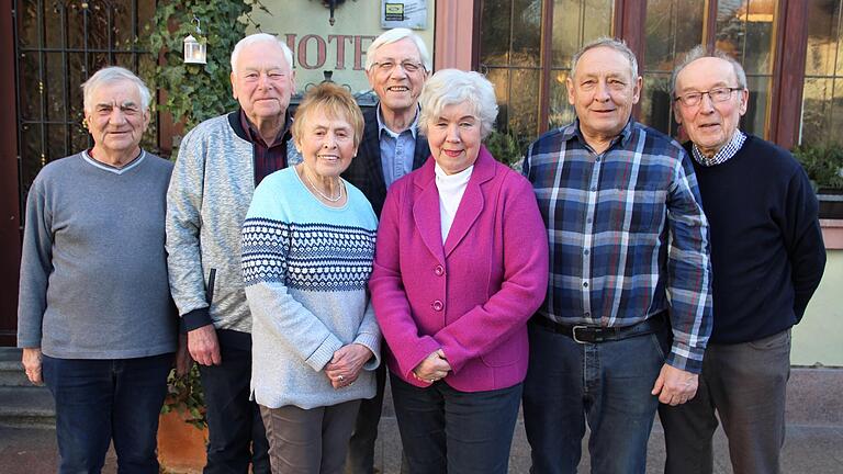 Neu gewählt wurde der Vorstand der Ruheständler Volkach mit (von links) Peter Arnold (Schatzmeister), Werner Burger (stellvertretender Vorsitzender) , Irene Meixner (stellvertretende Schatzmeisterin), Heinrich Kresken (Vorsitzender und Schriftführer), Gabriele Schiwon (stellvertretende Schriftführerin), Gisbert Wagner (stellvertretender Vorsitzender) und Hans Leipold (Kassenprüfer). Neu gewählt wurde der Vorstand der Ruheständler Volkach mit (von links) Peter Arnold (Schatzmeister), Werner Burger (stellvertretender Vorsitzender) , Irene Meixner (stellvertretende Schatzmeisterin), Heinrich Kresken (Vorsitzender und Schriftführer), Gabriele Schiwon (stellvertretende Schriftführerin), Gisbert Wagner (stellvertretender Vorsitzender) und Hans Leipold (Kassenprüfer).