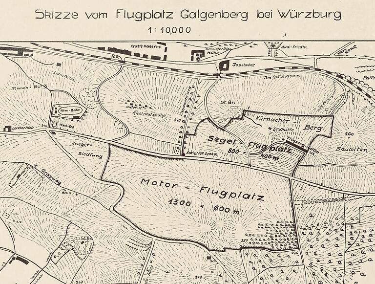 Plan des Galgenbergs aus dem Zwanziger Jahren des 20. Jahrhunderts. Links sind der Hochbehälter ('Wasser-Res.') und der Letzte Hieb eingezeichnet. Die Gegend, heute Mönchberg genannt, wird hier 'Münchberg' genannt – möglicherweise ein Fehler des Zeichners des Plans. Oberhalb des Wasser-Behälters befand sich damals eine Radrennbahn, rechts davon ist die Stelle, an der einst auf der 'Richtplatzhöhe' der Galgen stand, der der Gegend den Namen gab. Weiter rechts davon sind ein 'Segel-Flugplatz' und ein 'Motor-Flugplatz' eingezeichnet, die jedoch nie so bedeutsam wurden, wie sich die Würzburger dies wünschten. Erst die Nazis errichteten hier einen großen Fliegerhorst, den die Amerikaner als Leighton Barracks übernahmen. Plan des Galgenbergs aus dem Zwanziger Jahren des 20. Jahrhunderts. Links sind der Hochbehälter ('Wasser-Res.') und der Letzte Hieb eingezeichnet. Die Gegend, heute Mönchberg genannt, wird hier 'Münchberg' genannt – möglicherweise ein Fehler des Zeichners des Plans. Oberhalb des Wasser-Behälters befand sich damals eine Radrennbahn, rechts davon ist die Stelle, an der einst auf der 'Richtplatzhöhe' der Galgen stand, der der Gegend den Namen gab. Weiter rechts davon sind ein 'Segel-Flugplatz' und ein 'Motor-Flugplatz' eingezeichnet, die jedoch nie so bedeutsam wurden, wie sich die Würzburger dies wünschten. Erst die Nazis errichteten hier einen großen Fliegerhorst, den die Amerikaner als Leighton Barracks übernahmen.
