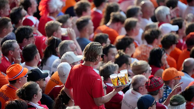 Bierkonsum bei der Euro 2024       -  Die Fußball-EM hatte Veltins zufolge keinen positiven Effekt auf den Bierabsatz in Deutschland. (Symbolbild)