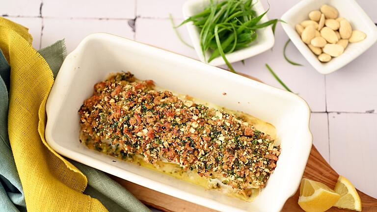 Fisch mit Bärlauch-Mandel-Panade - Der Crunch für diese Bärlauchkruste kommt von Mandeln und geröstetem Toast. Parmesan und Zitrone ergänzen die Würze des Bärlauchs. Fisch mit Bärlauch-Mandel-Panade - Der Crunch für diese Bärlauchkruste kommt von Mandeln und geröstetem Toast. Parmesan und Zitrone ergänzen die Würze des Bärlauchs.