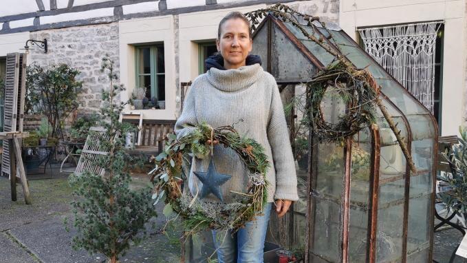 Madeleine Werner bindet Kränze aus Naturmaterialien und holt sich so Weihnachtsduft ins Haus.