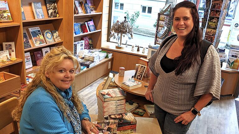 Krankenpflegerin Christin Bergner (rechts) aus Bad Friedrichshall (Landkreis Heilbronn) ließ sich von Bestseller-Autorin Petra Durst-Benning ein Buch signieren - Krankenpflegerin Christin Bergner (rechts) aus Bad Friedrichshall (Landkreis Heilbronn) ließ sich von Bestseller-Autorin Petra Durst-Benning ein Buch signieren. Krankenpflegerin Christin Bergner (rechts) aus Bad Friedrichshall (Landkreis Heilbronn) ließ sich von Bestseller-Autorin Petra Durst-Benning ein Buch signieren - Krankenpflegerin Christin Bergner (rechts) aus Bad Friedrichshall (Landkreis Heilbronn) ließ sich von Bestseller-Autorin Petra Durst-Benning ein Buch signieren.