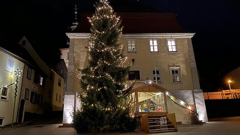 Das historische Rathaus aus dem Jahr 1729 hat einen Dachreiter als Glockentürmchen. Hier tagt der Gemeinderat und auch der Bürgermeister hat in diesen historischen Mauern sein Büro. Auf dem Rathausvorplatz befindet sich ein Pranger und zur Weihnachtszeit schmückt ein großer Tannenbaum und eine Krippe den Marktplatz. Das historische Rathaus aus dem Jahr 1729 hat einen Dachreiter als Glockentürmchen. Hier tagt der Gemeinderat und auch der Bürgermeister hat in diesen historischen Mauern sein Büro. Auf dem Rathausvorplatz befindet sich ein Pranger und zur Weihnachtszeit schmückt ein großer Tannenbaum und eine Krippe den Marktplatz.