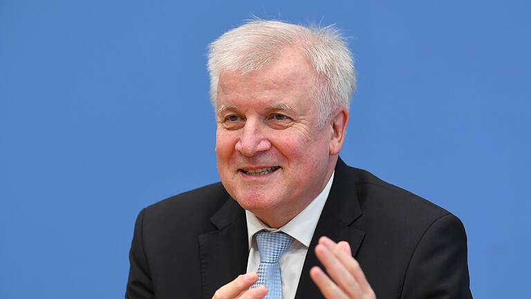 Um die Heimat sollte sich jedes Ministerium kümmern - Horst Seehofer in der Bundespressekonferenz vor der Unterzeichnung des Koalitionsvertrages. Um die Heimat sollte sich jedes Ministerium kümmern - Horst Seehofer in der Bundespressekonferenz vor der Unterzeichnung des Koalitionsvertrages.