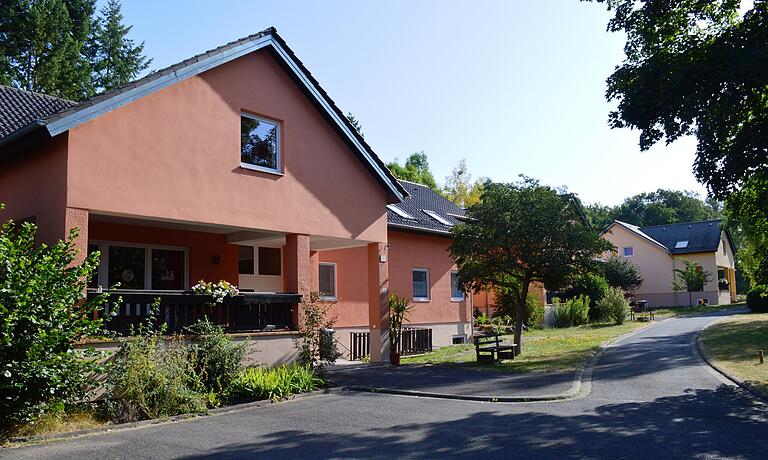 Blick auf ein paar Häuser im Salem-Dorf in Höchheim, das um einen modernen Neubau erweitert wird. Blick auf ein paar Häuser im Salem-Dorf in Höchheim, das um einen modernen Neubau erweitert wird.