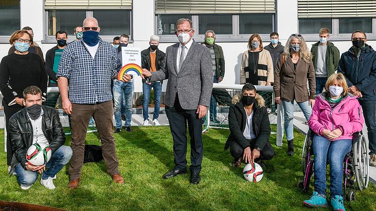 Im Bereich 'Freizeit und Sport' geht der Inklusionspreis des Bezirks Unterfranken in diesem Jahr an das inklusive Fußballteam des BFW in Veitshöchheim. Bezirkstagspräsident Erwin Dotzel überreichte die Urkunde. Im Bereich 'Freizeit und Sport' geht der Inklusionspreis des Bezirks Unterfranken in diesem Jahr an das inklusive Fußballteam des BFW in Veitshöchheim. Bezirkstagspräsident Erwin Dotzel überreichte die Urkunde.