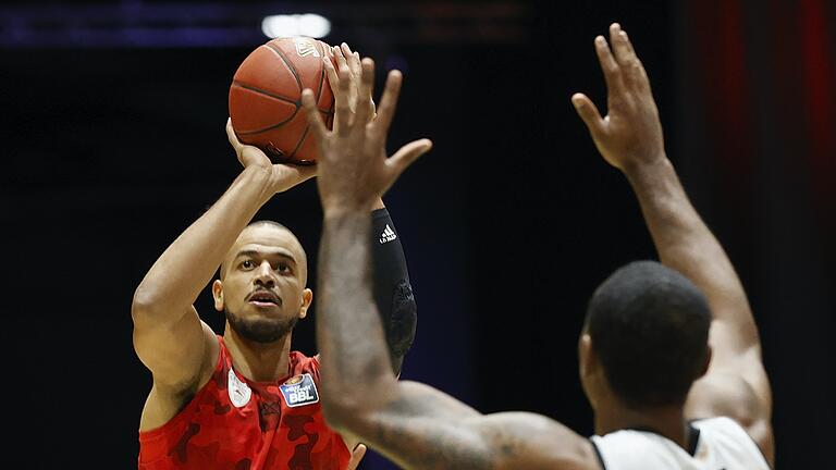 16 Punkte, drei von sechs Dreiern, sechs Rebounds: Der Einstand von Alex King (am Ball) bei den Baskets nach gut siebeneinhalb Jahren ist mit dem Wort 'ordentlich' nur ungenügend gewürdigt. 16 Punkte, drei von sechs Dreiern, sechs Rebounds: Der Einstand von Alex King (am Ball) bei den Baskets nach gut siebeneinhalb Jahren ist mit dem Wort 'ordentlich' nur ungenügend gewürdigt.
