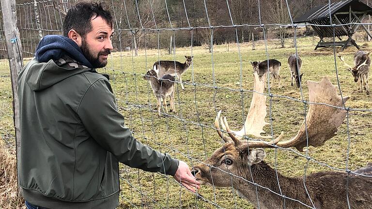 Etwas frustriert ist Christian Kick, einer der Pächter, nachdem fünf Tiere aus dem Rothirsch-Gehege weg sind. Jetzt bleibt fast nur noch das Damwild.