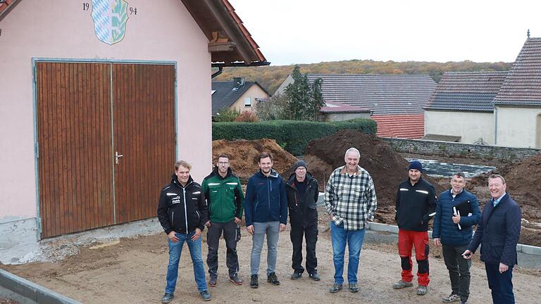 Stadtbaumeister Roland Zinn (Mitte) und Bürgermeister Peter Juks (rechts) informieren mit Mitarbeitern der Fa. Häußlein (Hopferstadt) und der IB Viehbahn GmbH über den Sachstand zur Baumaßnahme in Zeubelried.